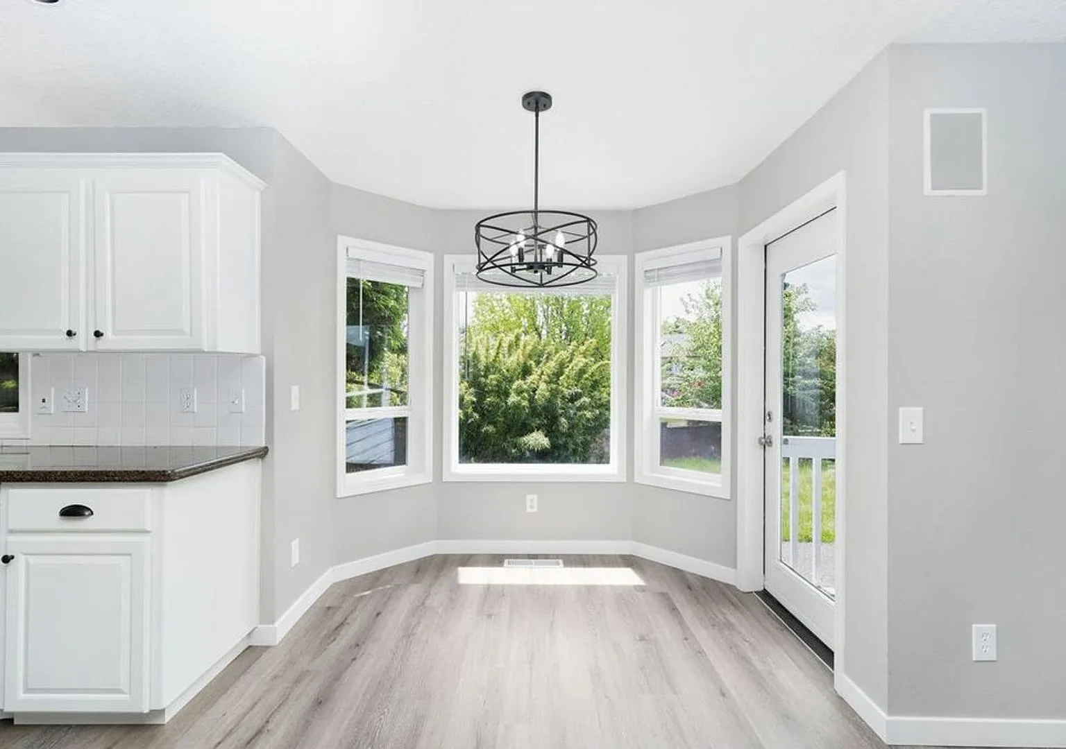 Stunning 4 bedroom, 2.5 bathroom home!! Must See!! — Photo 3