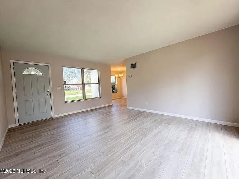 3 bed, 894 sqft, $1,990 — Photo 2