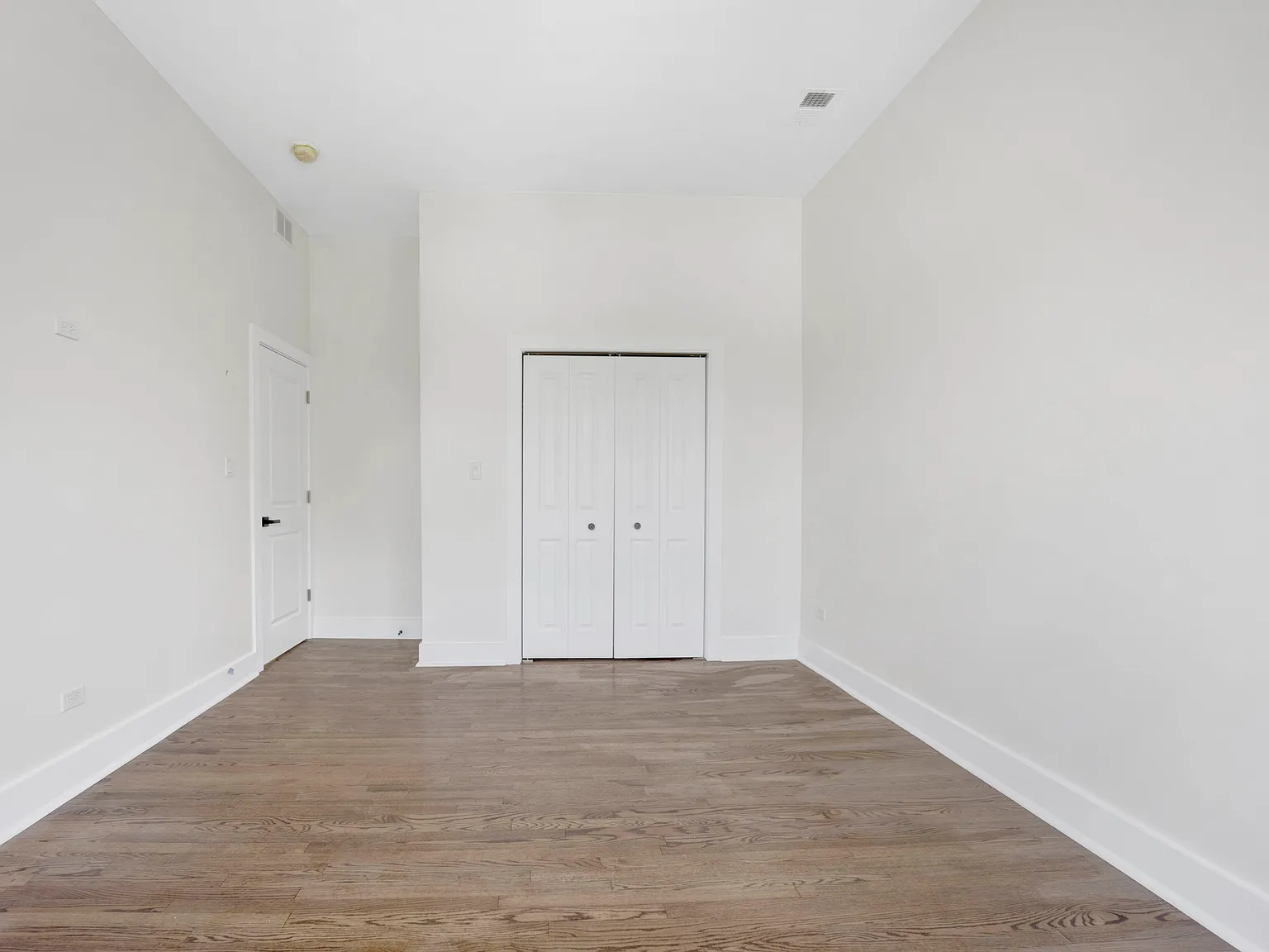 4927 S Prairie Ave — Photo 2