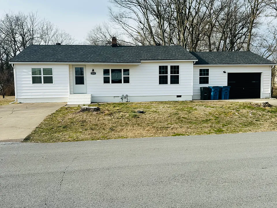 1211 Oneida St