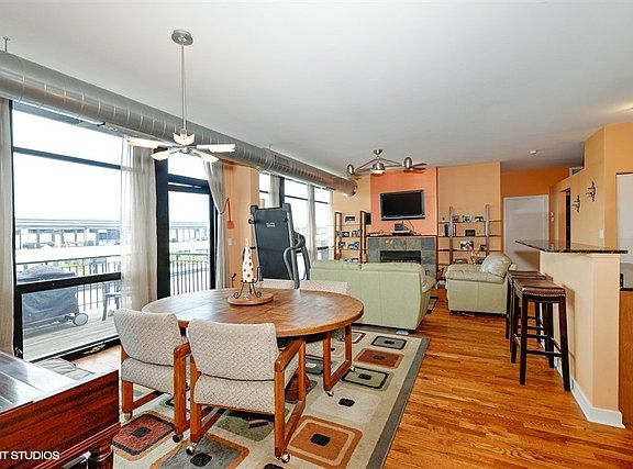 4th image of 1001 W 15th St #426