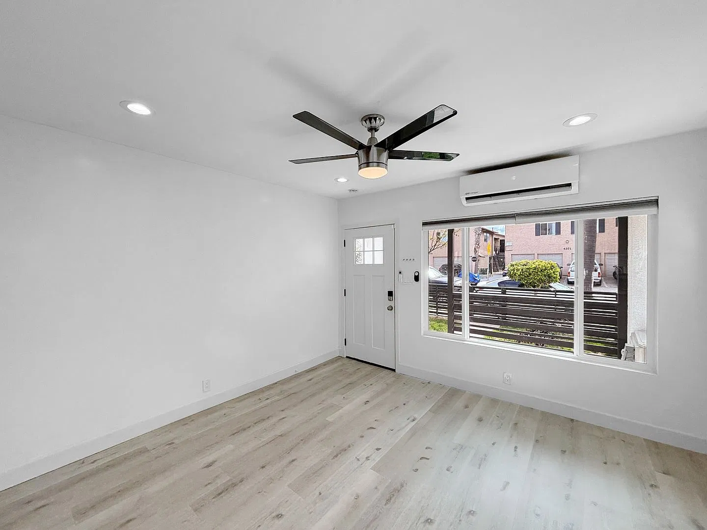 Stunning 3B/2BA Home in Normal Heights W/ A/C, W/D! — Photo 3