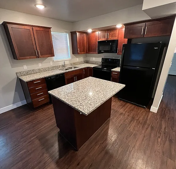 385 S 480 W — Photo 7