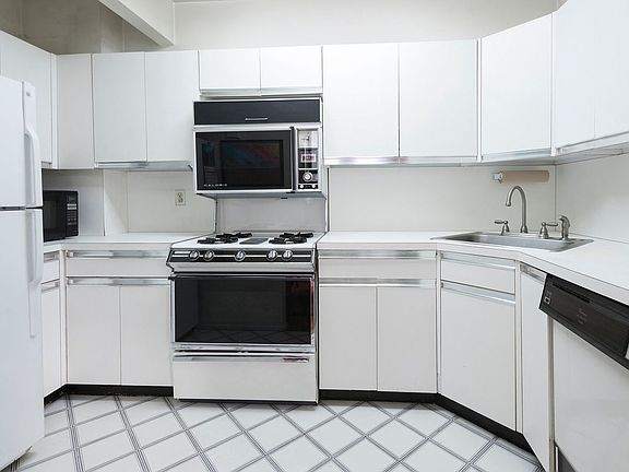 3rd image of 313 W 99th St #4D