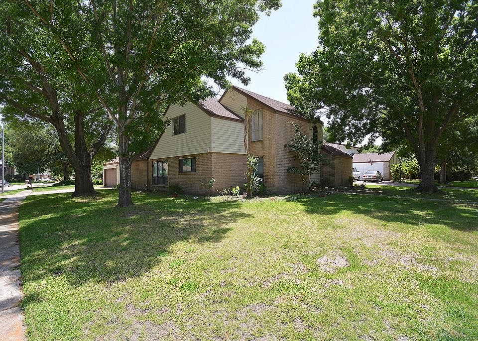 Welcome to 4762 Eagle Trail Drive! Sprinkler system front, back and sides!