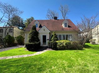 18 Burbury Ln, Great Neck, NY 11023