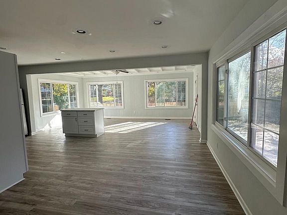 4th image of 1233 Gladstone Dr