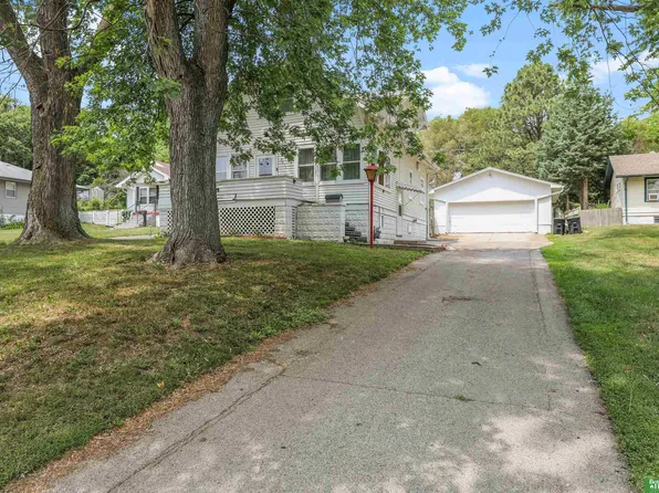 3056 Ernst St, Omaha, NE 68112