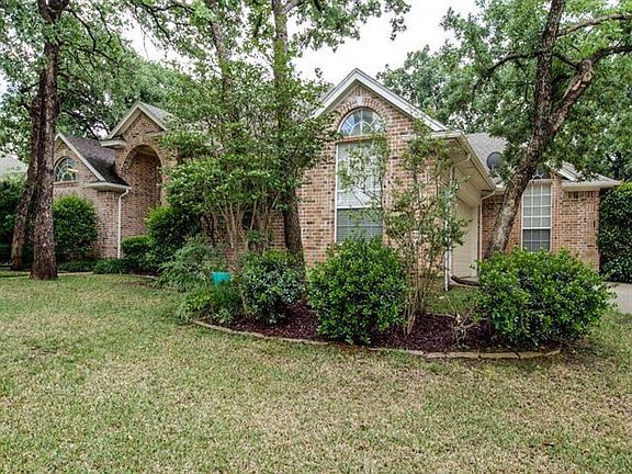 3rd image of 806 Magnolia Ct