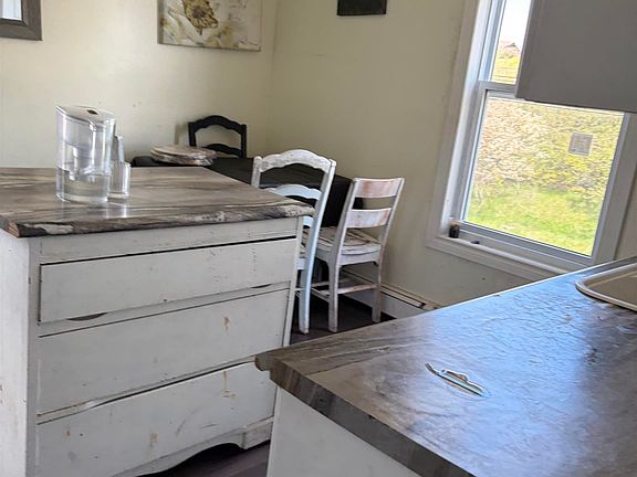 4th image of 1491 Victoria Rd