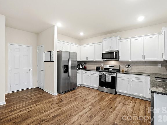 4th image of 7576 Stonehouse Dr