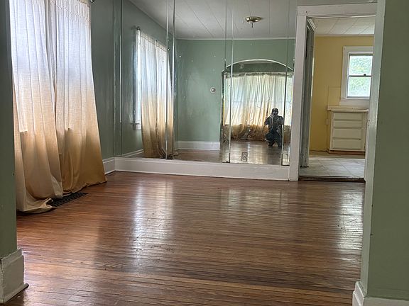 4th image of 103 Hastings Ave