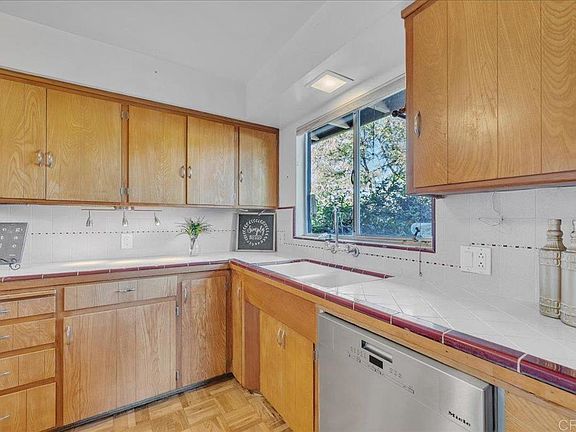 5th image of 820 E 5th Ave
