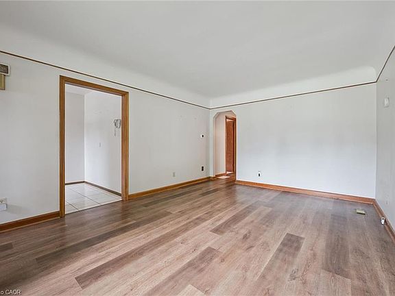 5th image of 195 Blucher St