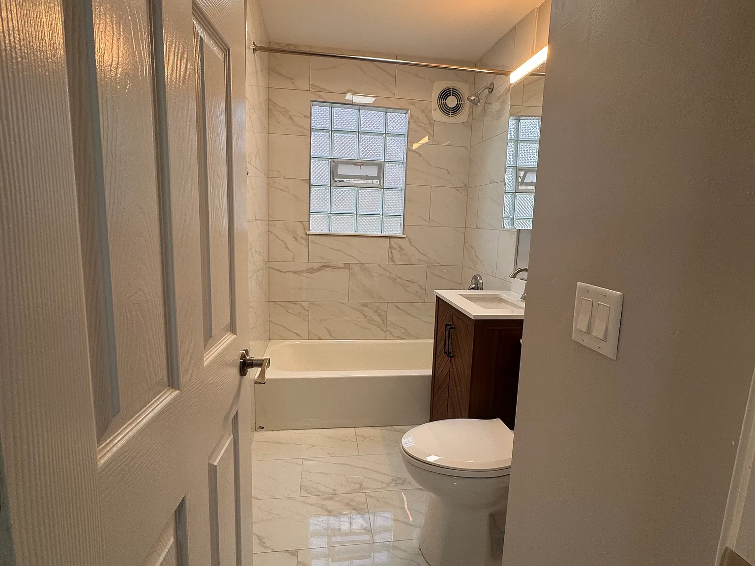 2 bed, 1000 sqft, $2,200 — Photo 4