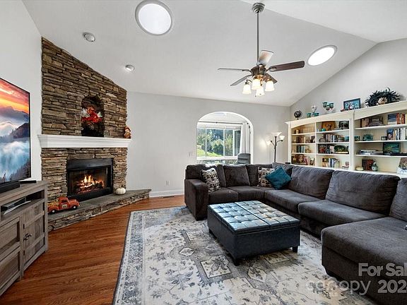 5th image of 157 Whistlewood Ln