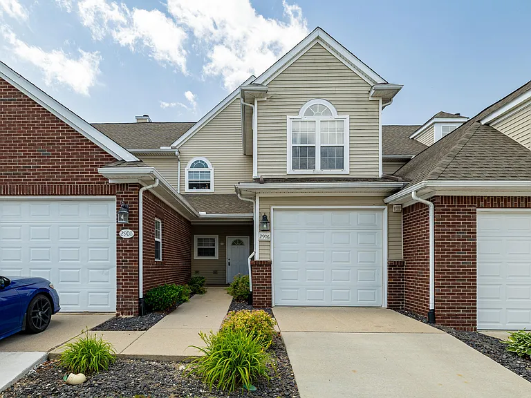 2906 N Knightsbridge Cir — Photo 1