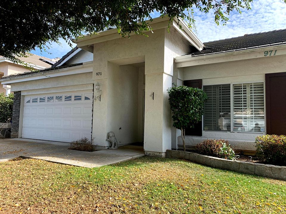 1st image of 971 Honeysuckle Dr