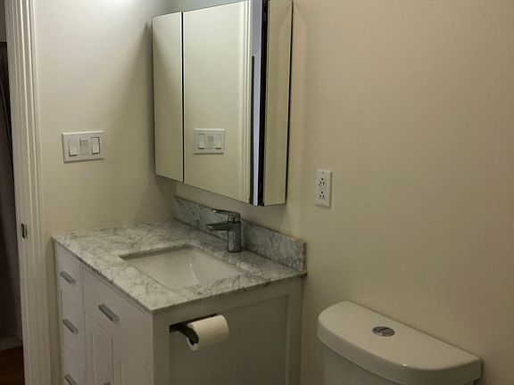 5th image of 4021 Irving St #B