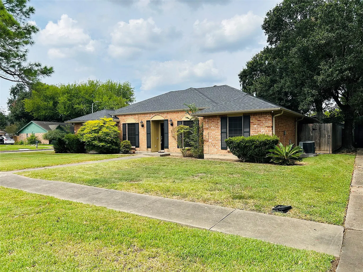 4 bed, 2.0 bath, 2048 sqft, $2,200 — Photo 3