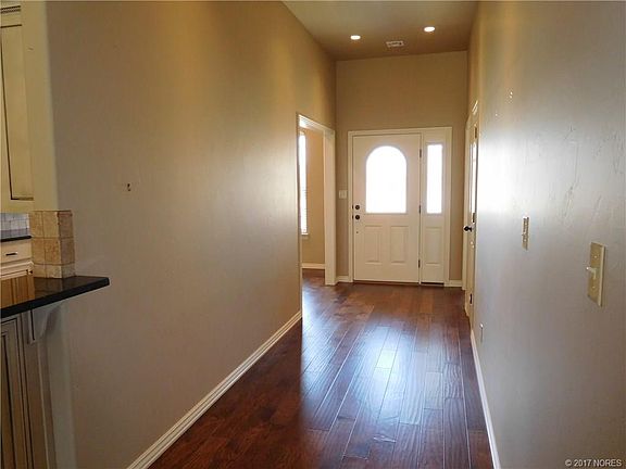 3rd image of 1409 Monarch Dr