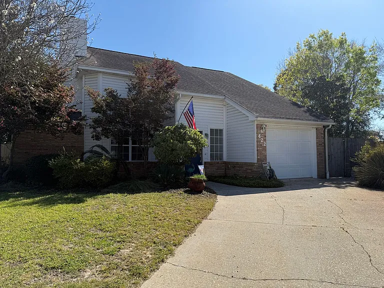 422 Canterbury Ct NW — Photo 2