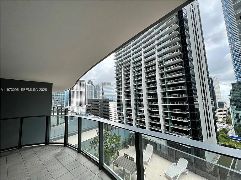 1000 Brickell Plz — Photo 14