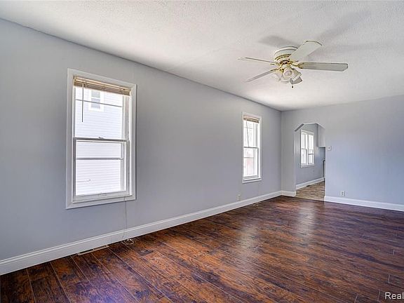5th image of 577 E Brickley Ave
