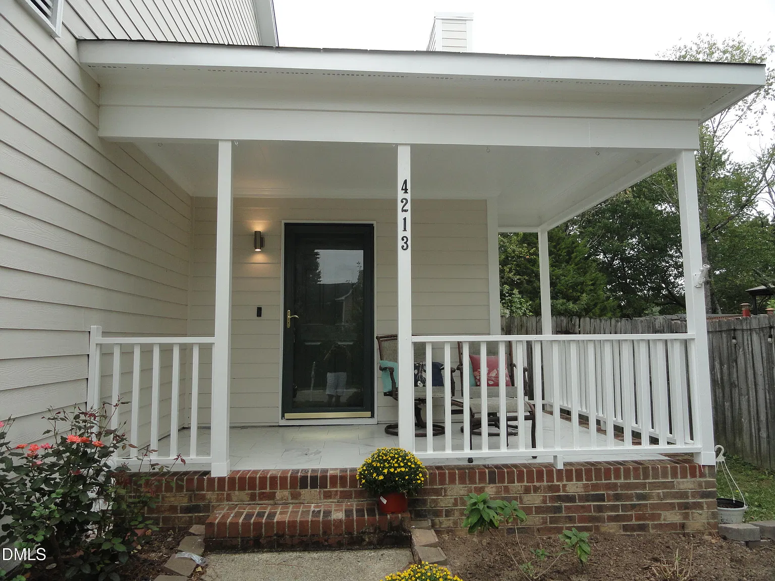 3 bed, 2.5 bath, 1700 sqft, $1,900 — Photo 2