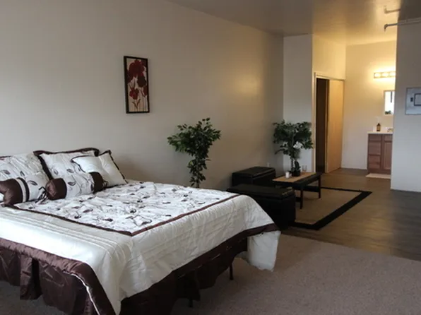 Updated unit close to CMU! Live without roommates at an affordable price!