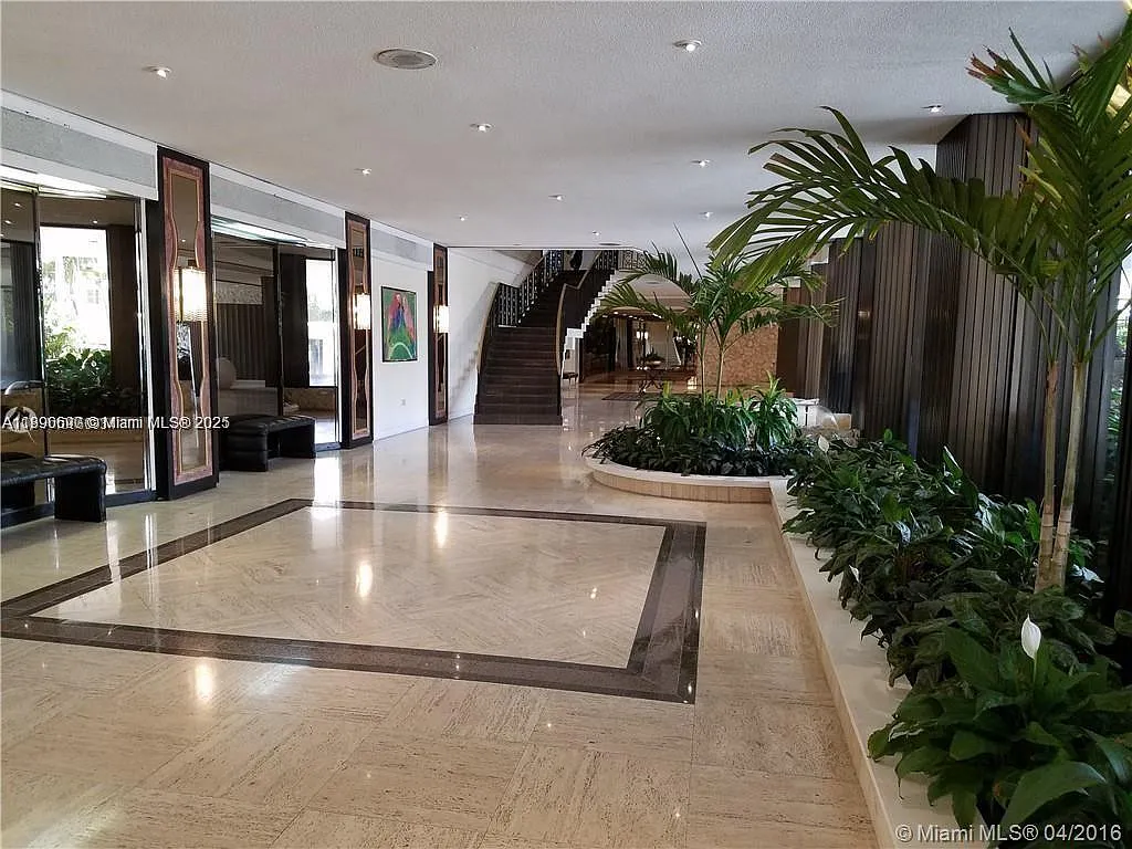 Building Photo - 5555 Collins Ave #11U