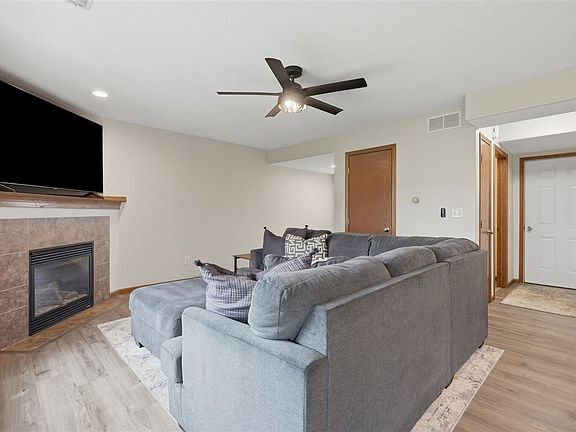 4th image of 714 W 3rd St