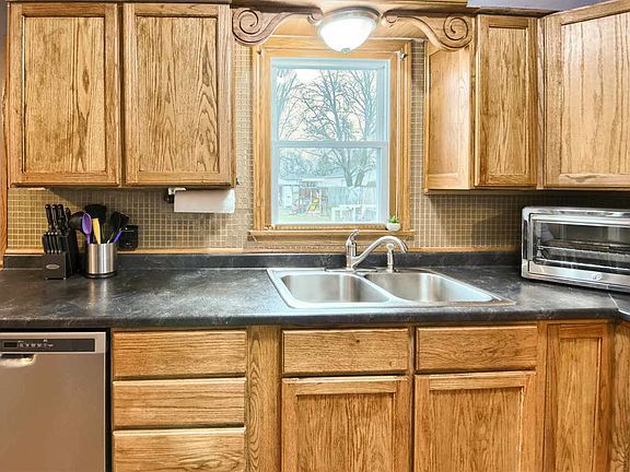 4th image of 2451 Maplelawn Dr
