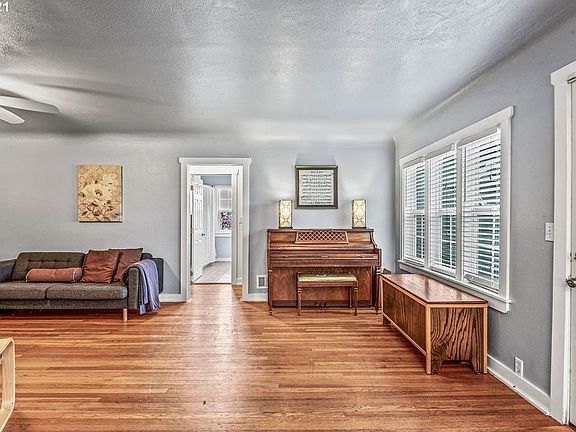 4th image of 812 N 18th Ave