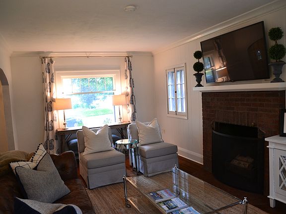 5th image of 2092 Wellesley Ave