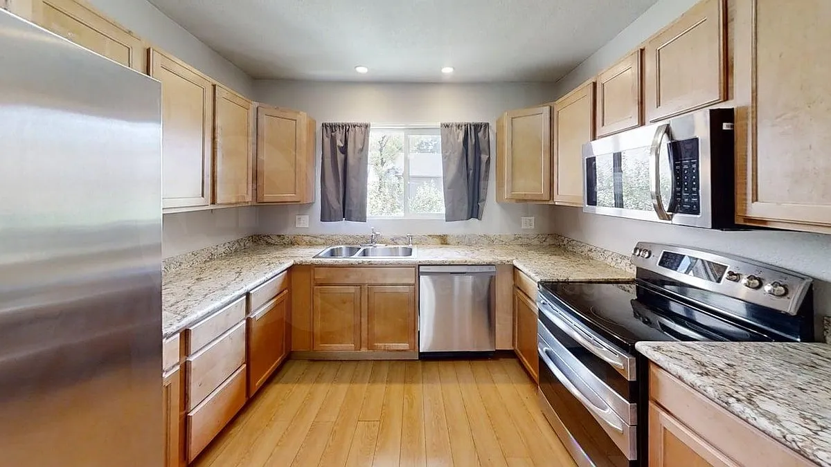 3 bed, 2.0 bath, 1787 sqft, $2,199 — Photo 3