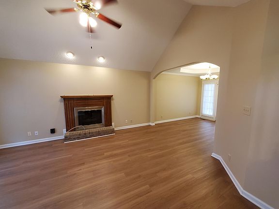 4th image of 164 Shady Maple Dr