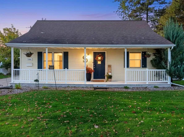 1306 S Riverdale Dr, Appleton, WI 54914