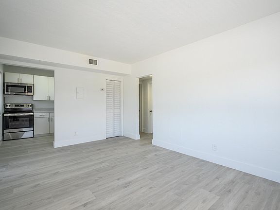 5th image of 7925 Crespi Blvd