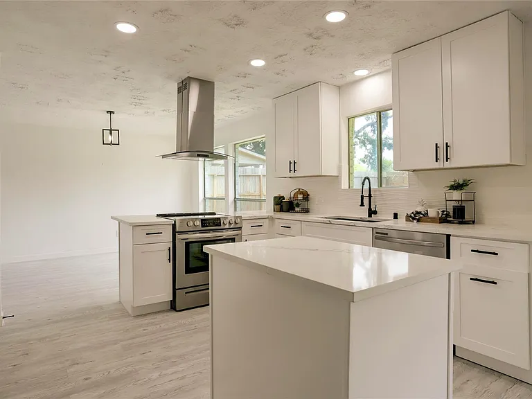 7926 Windy Creek Dr — Photo 22