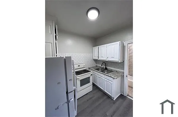 Building Photo - 323 N 9th St #3