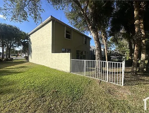 124 Canterbury Pl — Photo 26