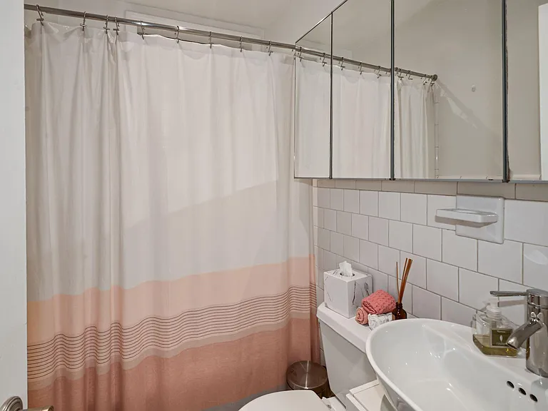 614 C St NE #B — Photo 8