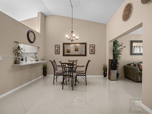 5th image of 906 Republic Ct