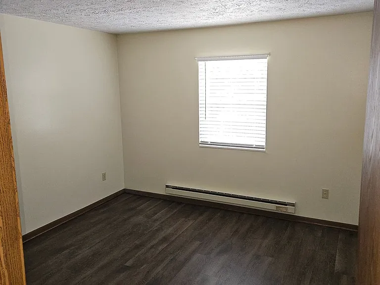 595-607 Continental Dr — Photo 4