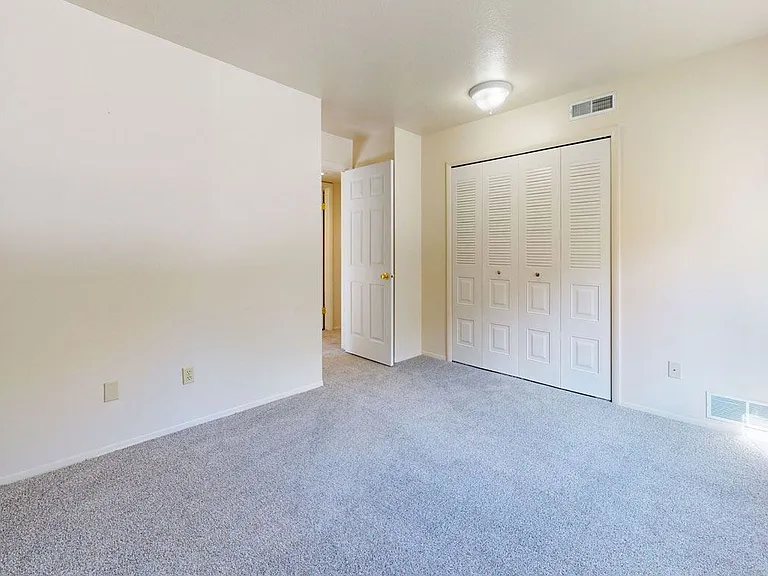 Irish Hills Apartments — Photo 76