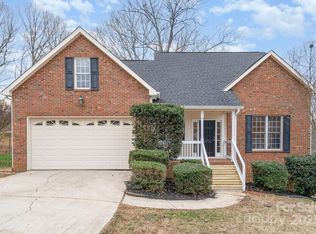 2615 Rolling Ridge Dr, Hickory, NC 28602