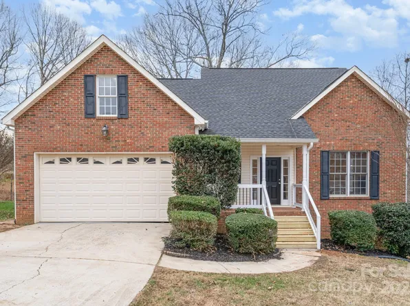 2615 Rolling Ridge Dr, Hickory, NC 28602