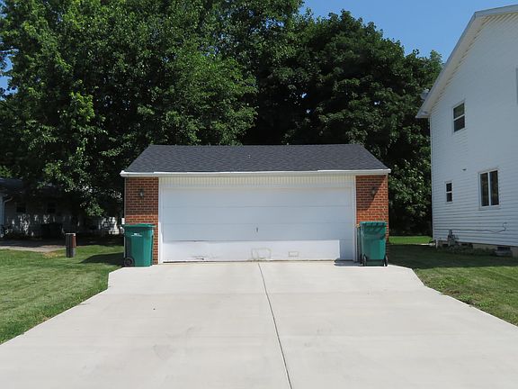 2nd image of 805 Roosevelt Ct
