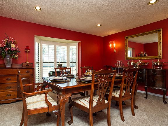 Dining room with bay window